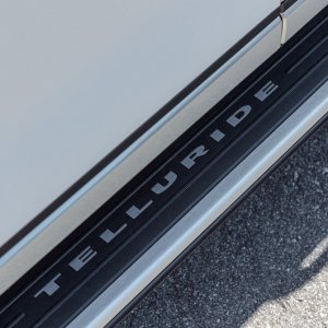 2020-Kia-Telluride-SX-V6-AWD-door-sill.jpg