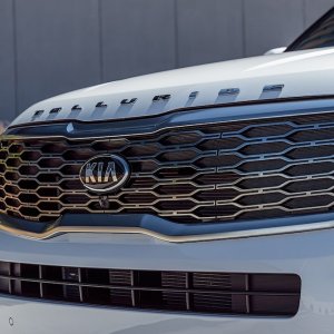 2020-Kia-Telluride-SX-V6-AWD-front-grille.jpg