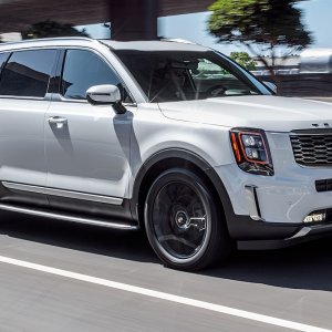 2020-Kia-Telluride-SX-V6-AWD-front-three-quarter-in-motion-1.jpg