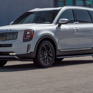 2020-Kia-Telluride-SX-V6-AWD-front-three-quarter-in-motion-2.jpg