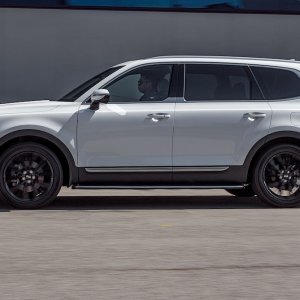 2020-Kia-Telluride-SX-V6-AWD-side-in-motion.jpg